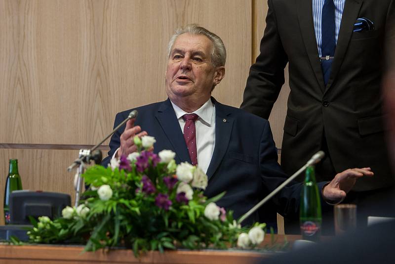 Prezident České republiky, Miloš Zeman s manželkou Ivanou, zavítal na třídenní návštěvu Libereckého kraje. Na snímku setkání prezidenta republiky se zastupiteli Libereckého kraje a starosty obcí Libereckého kraje dne 9. května v Liberci.