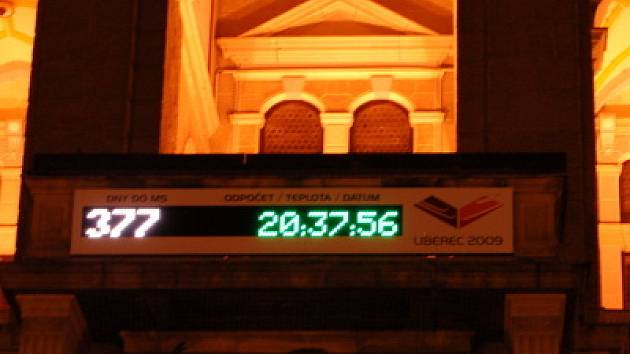 Na liberecké radnici nyní svítí do noci hodiny, které v pravidelných intervalech ukazují, kolik dní, hodin a minut zbývá do zahájení MS Liberec 2009.