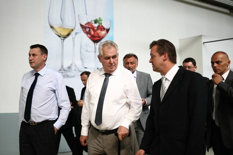 Miloš Zeman na návštěvě společnosti Crystalex CZ, s.r.o. Nový Bor 