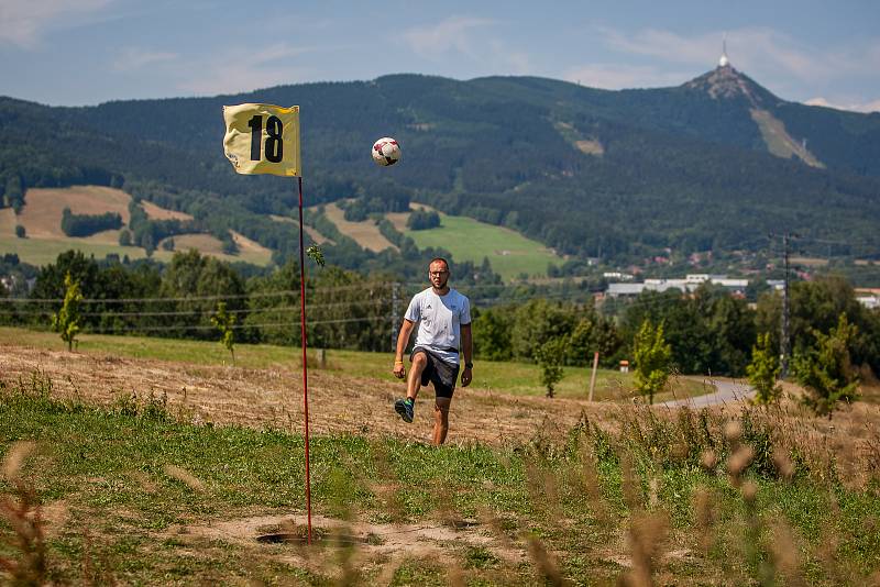 Vlibereckém vesci se nachází fotbalgolfové hřiště. Na snímku z 20. července je Jiří Veverka.