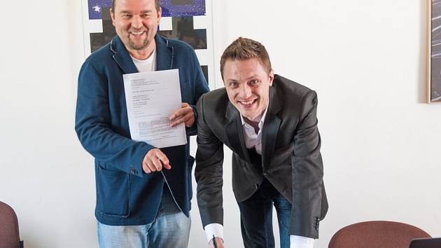 VLADIMÍR KOČANDRLE (vlevo),  ředitel firmy Warner Music ČR spolu s Ondřejem Rumlem po podpisu smlouvy, která může zpěvákovi a hudebníkovi změnit život. W