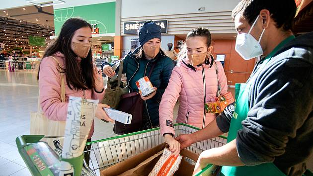 FOTO: Lidé naplnili nákupní vozíky. Potravinová sbírka pomůže potřebným -  Liberecký deník