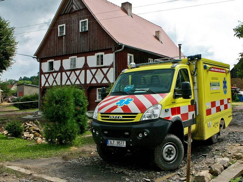 V Heřmanicích vyrostla základna záchranné lékařské služby. Dva stany a základní lékařské vybavení tam místním lidem slouží jako nemocnice, zdravotní středisko i lékárna. Vybavení pochází z tzv „Wachsmuthova vozu“.