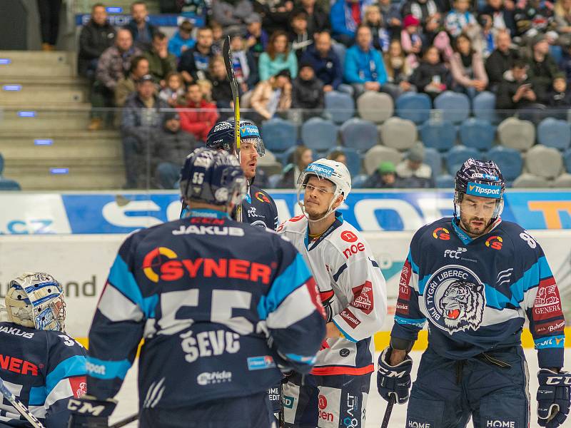 Třetí třetina přinesla rozhodující minutyz zápasu a v poslední minutě si liberečtí potvrdili výhru gólem Ševce do prázdné branky Chomutova na 2:4. (26.12.2018)