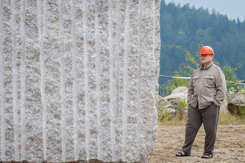 Pracovníci kamenolomu a specializované firmy vytahovali 18. července pomocí jeřábu téměř 73 tunový žulový kvádr. Monolit o objemu 27,5 metrů krychlových bude sloužit jako materiál pro sochaře Jaroslava Rónu (na snímku).