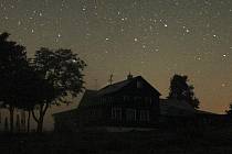 VELKÝ VŮZ NA JIZERCE. Panorama noční Jizerky: Velký vůz na Jizerce za jasné noci, kdy je odtud vidět až dva tisíce hvězd. 