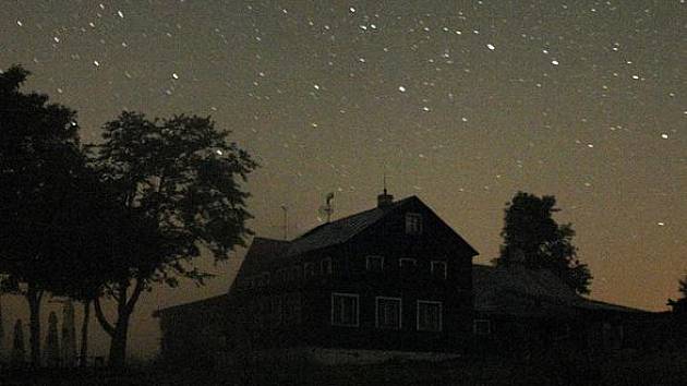VELKÝ VŮZ NA JIZERCE. Panorama noční Jizerky: Velký vůz na Jizerce za jasné noci, kdy je odtud vidět až dva tisíce hvězd. 