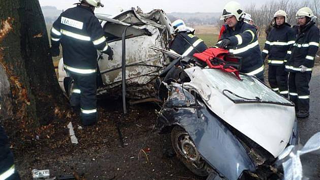 V březnu tohoto roku pomáhali frýdlantští dobrovolní hasiči při vážné dopravní nehodě na silnici do Řasnice, po níž zůstal polský řidič zaklíněný v autě.