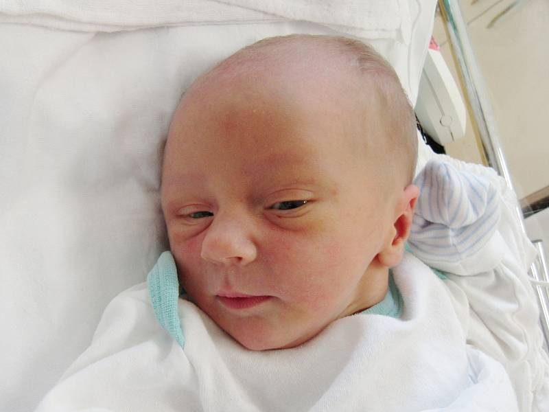 TADEÁŠ KÁRL Narodil se 19. července v liberecké porodnici mamince Lucii Kárlové z Turnova. Vážil 2,76 kg a měřil 48 cm.