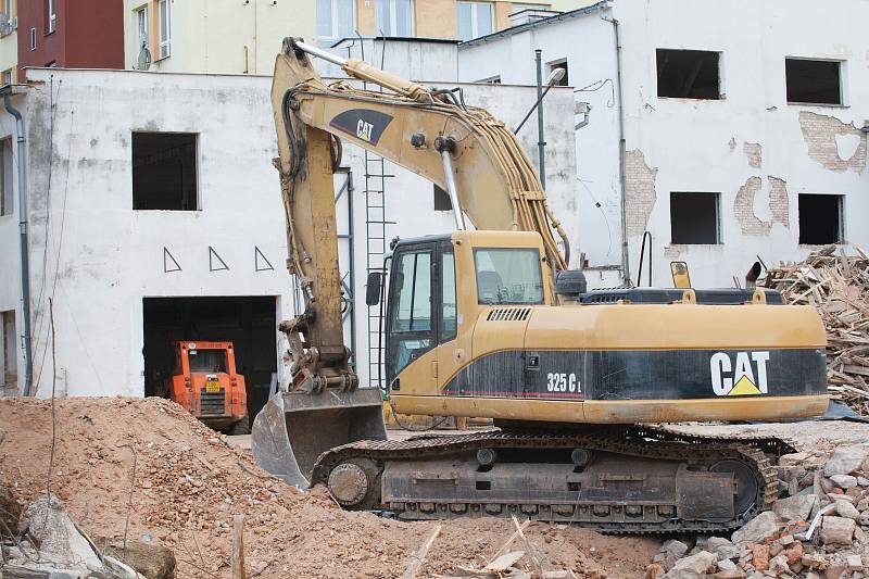 Demolice budov v Liberci v ulici U Nisy.