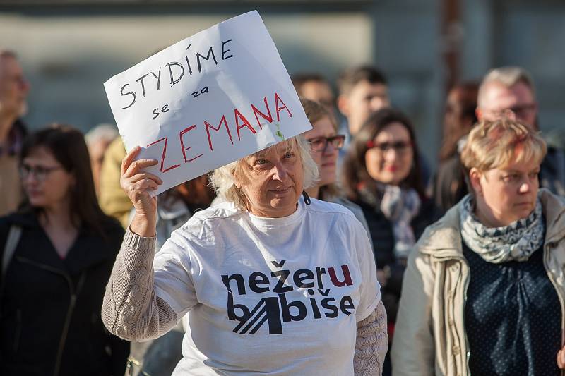 Demostrace nazvaná "Proč? Proto!" proběhla 10. května na náměstí Dr. E. Beneše v Liberci.