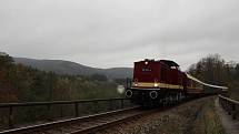 O víkendu 2.-3. listopadu 2019 proběhly na trati z Liberce do Žitavy oslavy 160 let trati. Na snímku zvláštní historický vlak u zastávky Machnín.