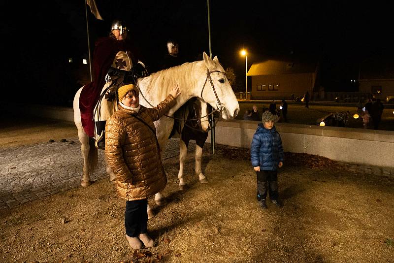 Rodiče s dětmi a lampióny prošli Hrádkem. V čele šel bílý kůň.