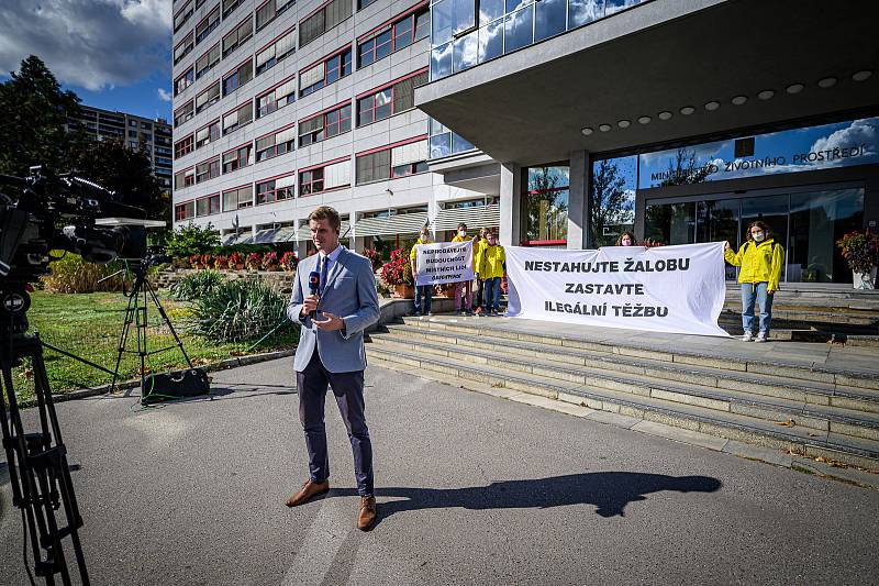 Aktivisté protestovali proti uzavření tajné a slabé dohody o dolu Turów.