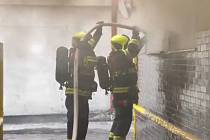 Zásah hasičů v Ruprechtické ulici v Liberci u požáru v průmyslovém objektu.