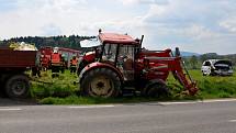 Při srážce osobního automobilu s traktorem na Frýdlantsku se lehce zranila mladá řidička.