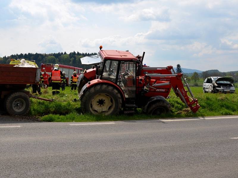 Při srážce osobního automobilu s traktorem na Frýdlantsku se lehce zranila mladá řidička.