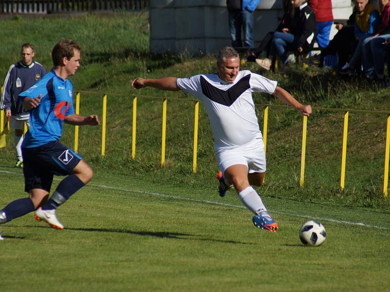 Nová Ves (v bílých dresech) prohrála doma s béčkem Frýdlantu 2:5.