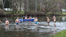 V sobotu 17. dubna proběhla tradiční akce odemykání řeky Jizery na Žluté plovárně v Malé Skále. Symbolický klíč od řeky předali otužilci, kterým skončila sezóna, vodákům, kteří se na řeku teprve chystají.