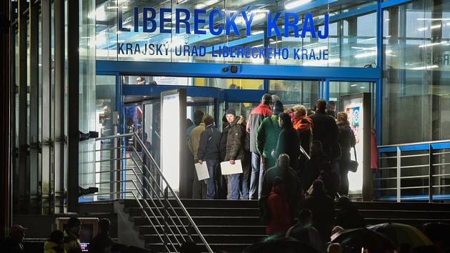 Fronty na kotlíkové dotace na Krajském úřadě Libereckého kraje v roce 2016. Nyní budou opět zájemci podávat žádosti pouze elektronicky.
