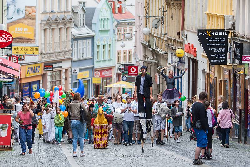 Průvodem loutek a masek odstartoval 13. června v Liberci festival profesionálních loutkových divadel. Průvod vedl od Naivního divadla přes náměstí Dr. E. Beneše a zpět.