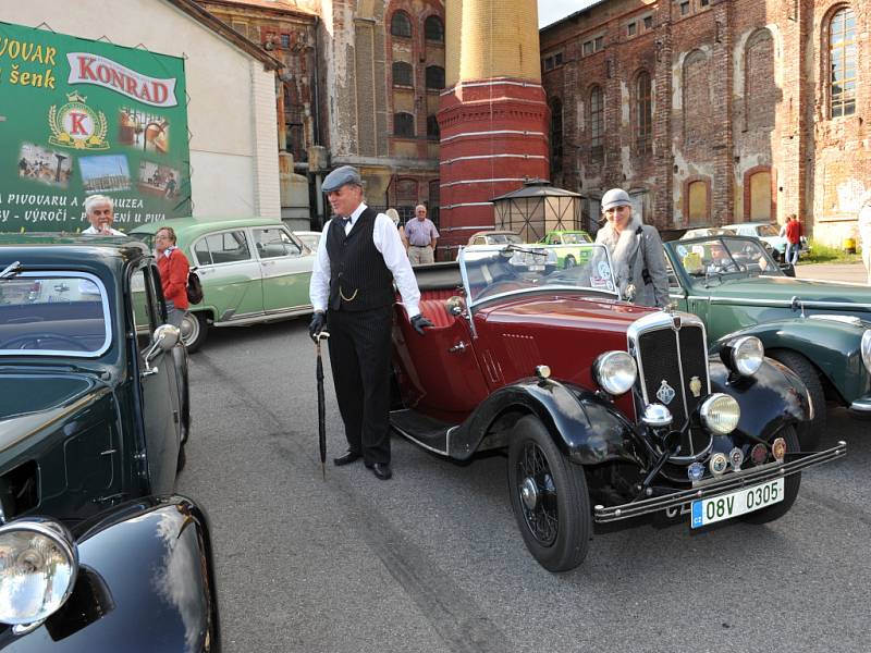 SPORTOVNÍ JÍZDA VLASTY BURIANA má za sebou první ročník. Zúčastnila se ho i liberecká posádka Jaroslav Buriánek a Hana Pešková s vozem britské výroby  Morris 8 tourer z roku 1936.  Zvláštní cenu, repliku auta Vlasty Buriana si do Prahy odvezl Attilio Škvo