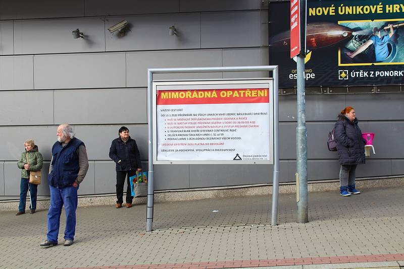 Plakát s mimořádnými opatřeními v městské dopravě na zastávce Šaldovo náměstí.
