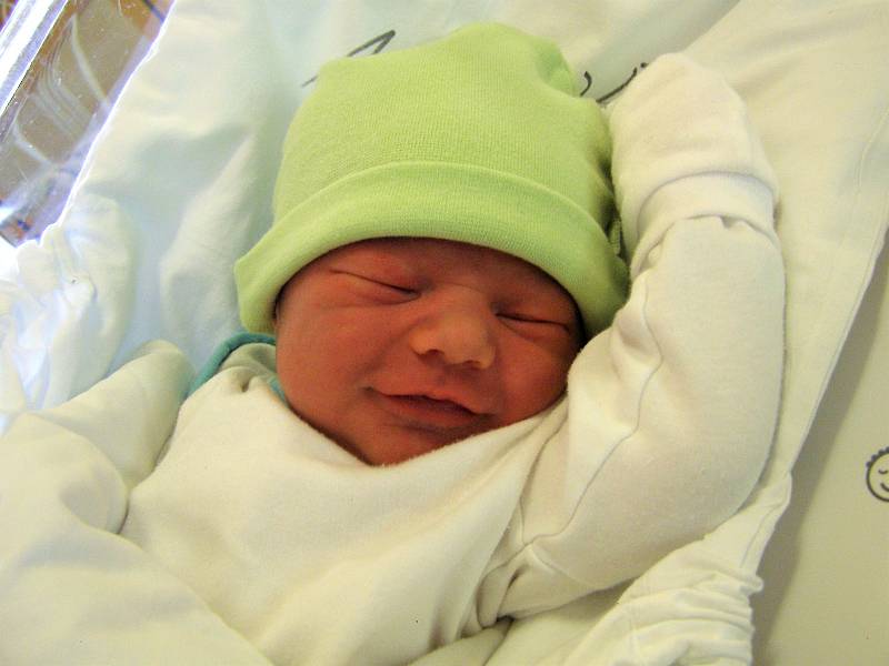 Michal Dlouhý se narodil 29. května v liberecké porodnici mamince Petře Dlouhé z Liberce. Vážil 3,5 kg a měřil 49 cm.