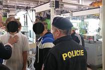 Policisté kontrolovali nelegální zaměstnávání a pobyt cizinců v jablonecké firmě na zpracování plastů a výroby autodílů.