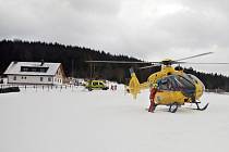Zraněného běžkaře převážel do krajské nemocnice vrtulník Letecké záchranné služby