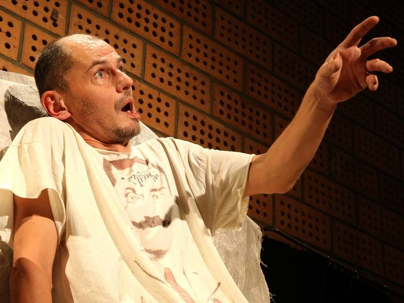 V nové inscenaci Svatý komediant František hrají jen dva herci, Václav Helšus a Marek Sýkora.
