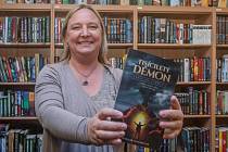 Karolina Francová s fantasy knihou Tisíciletý Démon.