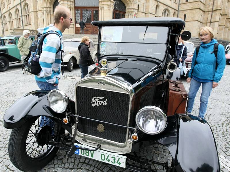 Auta veteráni před Severočeským muzeem