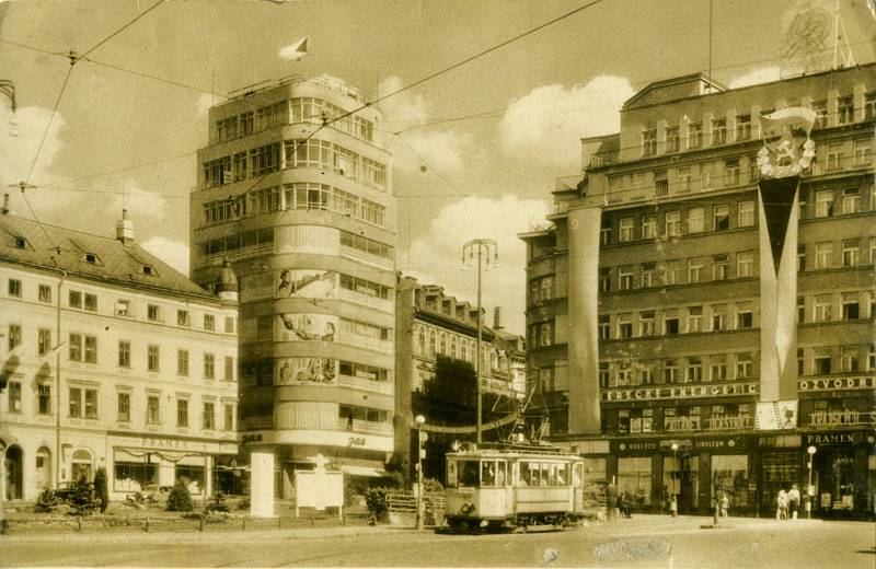 Dům Baťa na Soukenném náměstí v Liberci na historické fotografii.