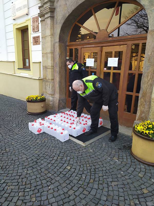 Hasičský záchranný sbor Libereckého kraje se zapojil do rozvážení dezinfekce. Cílové stanice představovaly domovy s pečovatelskou službou a domovy se sociálními službami.