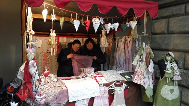 Hana Pěničková (vpravo) se věnuje šití zástěr a ubrusů. Spolu s kamarádkou objíždějí pravidelně různé trhy a jarmarky.