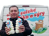 Mléko z farmy rozváží Pavel Piotrovský vždy v pondělí a ve čtvrtek na více než 50 míst po celém Liberci.