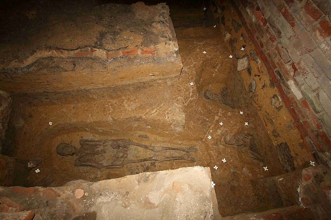 Část koster, které archeologové objevili pod budovou bývalé pekárny. Po dokumentaci se znovu zasypou.