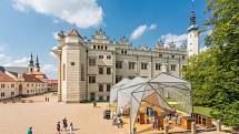 Moderní stavba musí od zámku v Litomyšli pryč. Koupila ho Technická univerzita Liberec.