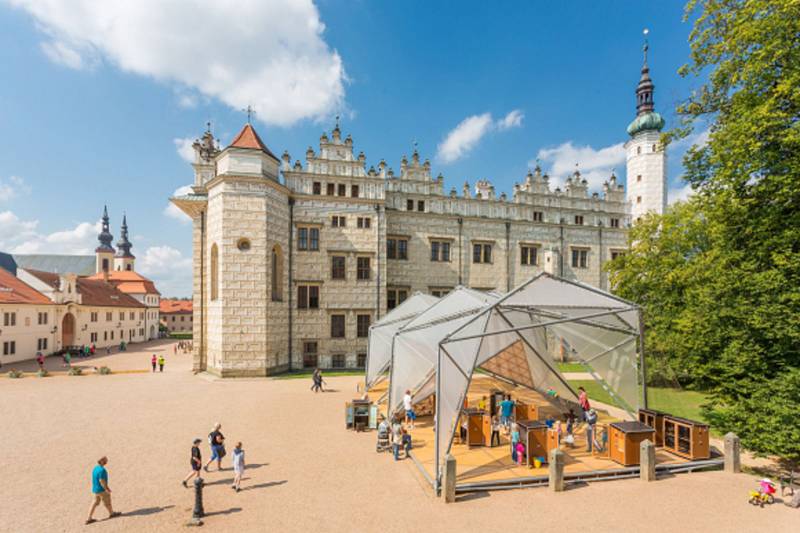 Moderní stavba musí od zámku v Litomyšli pryč. Koupila ho Technická univerzita Liberec.