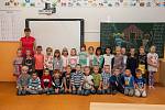 Prvňáci ze základní školy Liberec, nám. Miru 212/2, se fotili 8. září do projektu Naši prvňáci. Na snímku je s nimi třídní učitelka Hana Jabůrková.