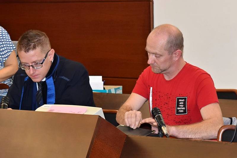 Obžalovaný Jiří Mach s obhájcem u Okresního soudu v Liberci