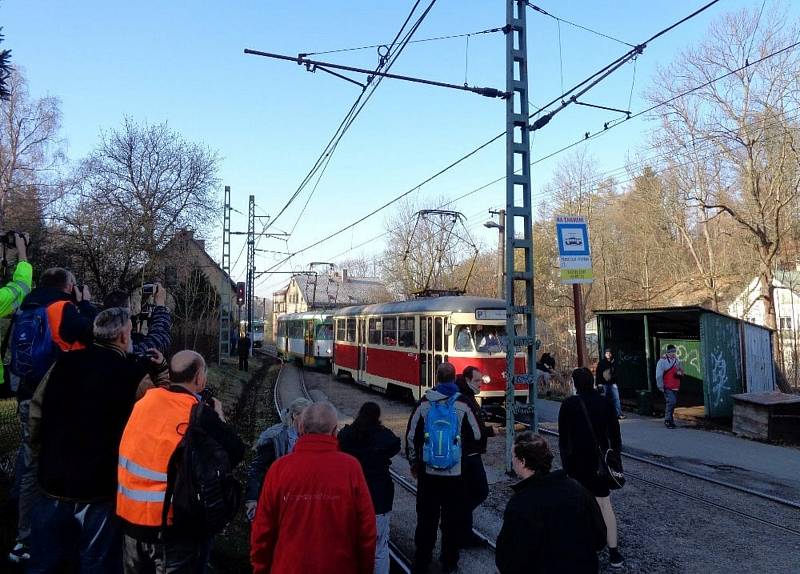 Lidé se loučili loučili s vozy T2R.