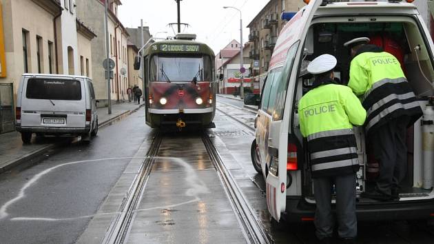 Seniora, který přecházel silnici v blízkosti přechodu pro chodce u tramvajové zastávky Krkonošská v Hanychovské ulici, srazil řidič vozidla značky Ford Tranzit.