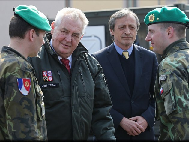 Prezident Miloš Zeman a ministr obrany Martin Stropnický.