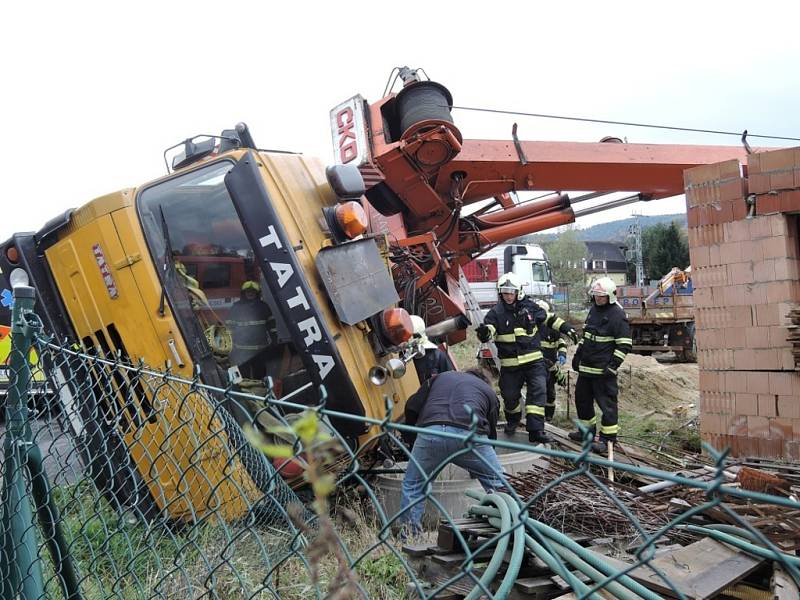 V Minkovicích na Liberecku se převrátil při skládání materiálu autojeřáb. Jeho rameno zasáhlo rozestavěný rodinný dům.