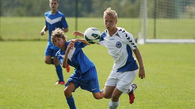 LIBEREC VYHRÁL BEZ PROBLÉMŮ. V bílém je liberecký žák Matyáš Pánek.