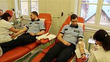 Policisté darují krev na transfuzním oddělením KNL.