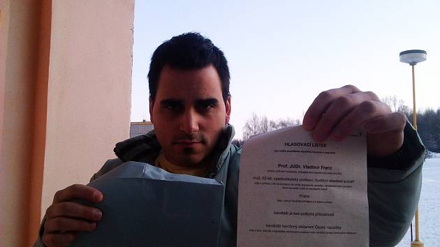 Budoucí táta Petr H. ukazuje lístek Vladimíra Franze. Dát mu hlas se rozhodli s partnerkou na poslední chvíli.