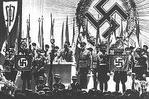 Hitlerův náměstek Rudolf Hess přijímá na libereckém výstavišti vlajku od Konrada Henleina.